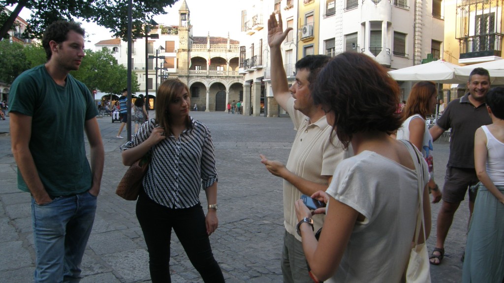 En la Plaza Mayor de Plasencia sigue la conversación con l@s asistentes. Foto: EMV